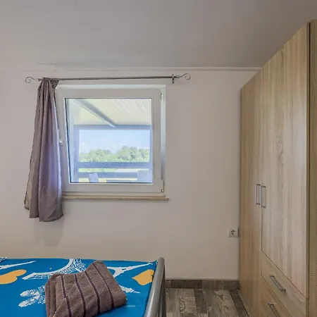 Marlera With Sea View Apartment Liznjan