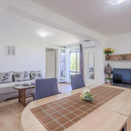 Marlera With Sea View Apartment Liznjan